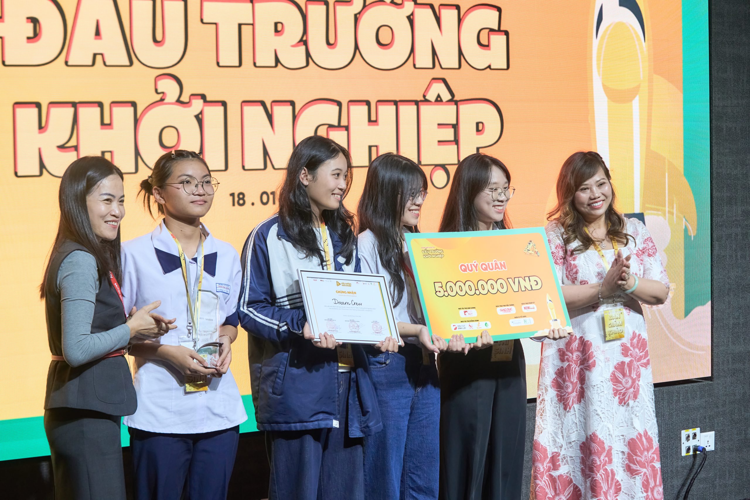 Read more about the article [ĐẤU TRƯỜNG KHỞI NGHIỆP 2025] DREAM CREW – “BIỆT ĐỘI GIẤC MƠ” VÀ SỨ MỆNH BẢO VỆ THẾ HỆ TRẺ: CÁN ĐÍCH NGOẠN MỤC VỚI GIẢI QUÝ QUÂN