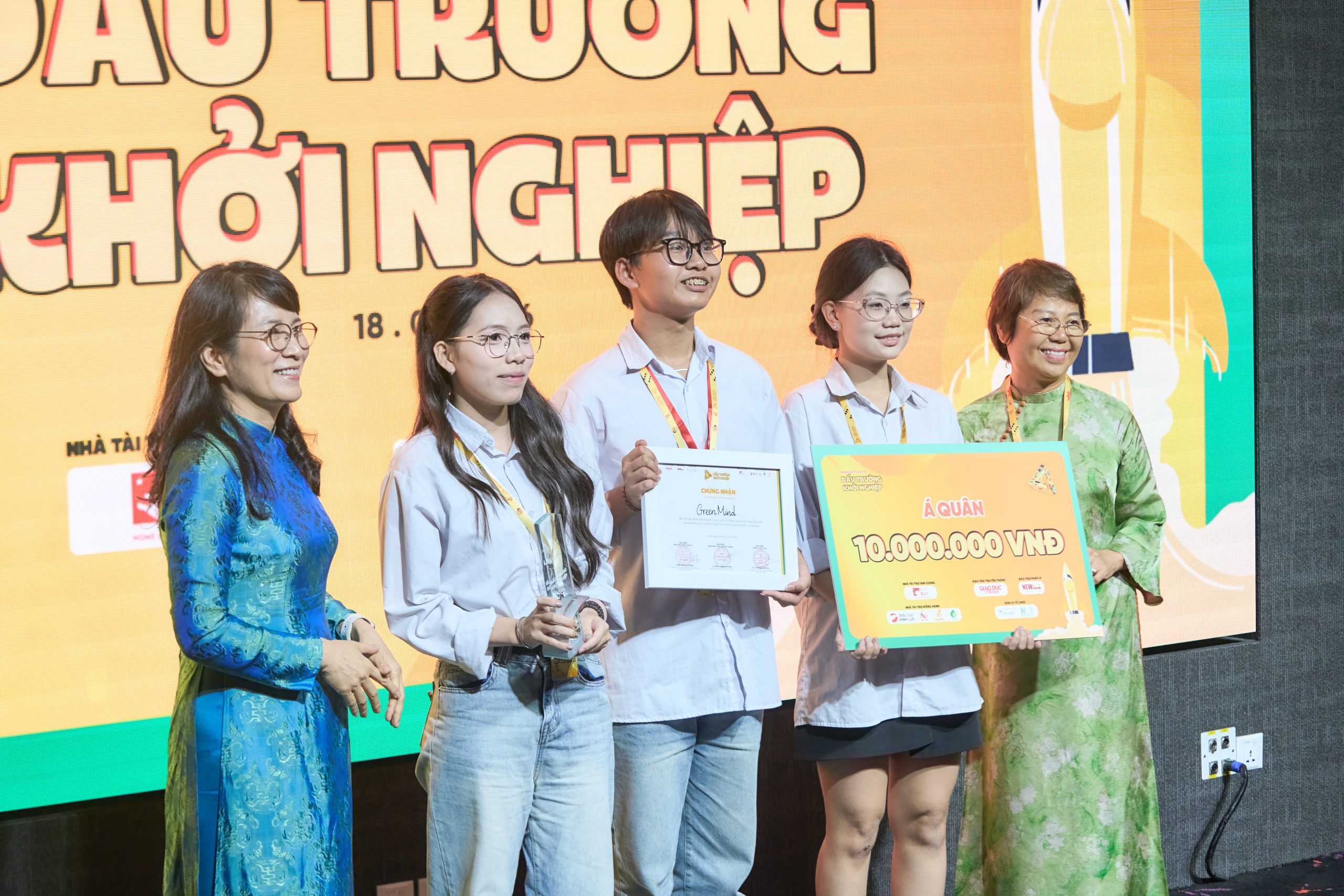 Read more about the article [ĐẤU TRƯỜNG KHỞI NGHIỆP 2025] GREENMIND: KHI BÃ CÀ PHÊ “SỐNG LẠI” TRONG HÌNH HÀI MỸ PHẨM, XUẤT SẮC VỀ ĐÍCH VỚI NGÔI VỊ Á QUÂN